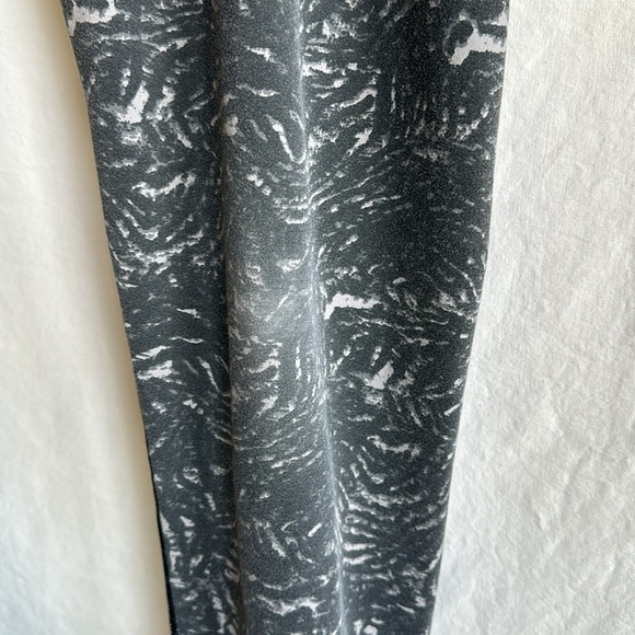 Tuff Athletics gray workout leggings, size L - Picture 4 of 11